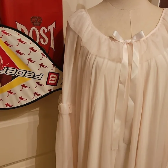 Elegant White Women's Nightgown/ Lounge Wear - Picture 4 of 10